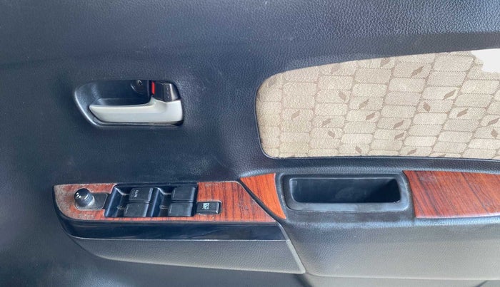 2018 Maruti Wagon R 1.0 VXI+, Petrol, Manual, 41,068 km, Driver Side Door Panels Control