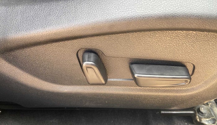 2022 Hyundai ALCAZAR 2.0 SIGNATURE (O) AT 6STR, Petrol, Automatic, 6,907 km, Driver Side Adjustment Panel