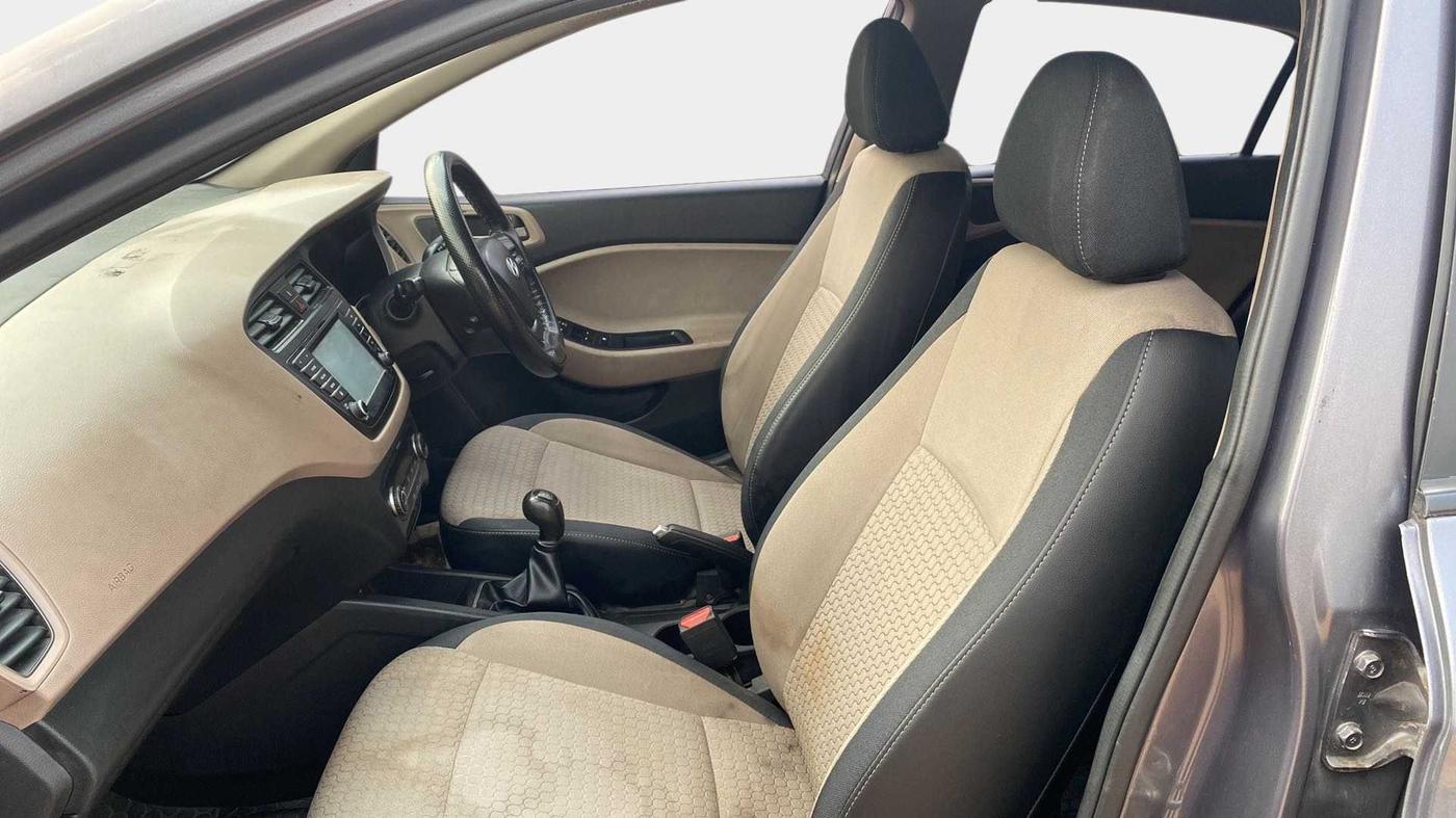 2017 Hyundai Elite i20 ASTA 1.2, CNG, Manual, 77,465 km, Right Side Front Door Cabin