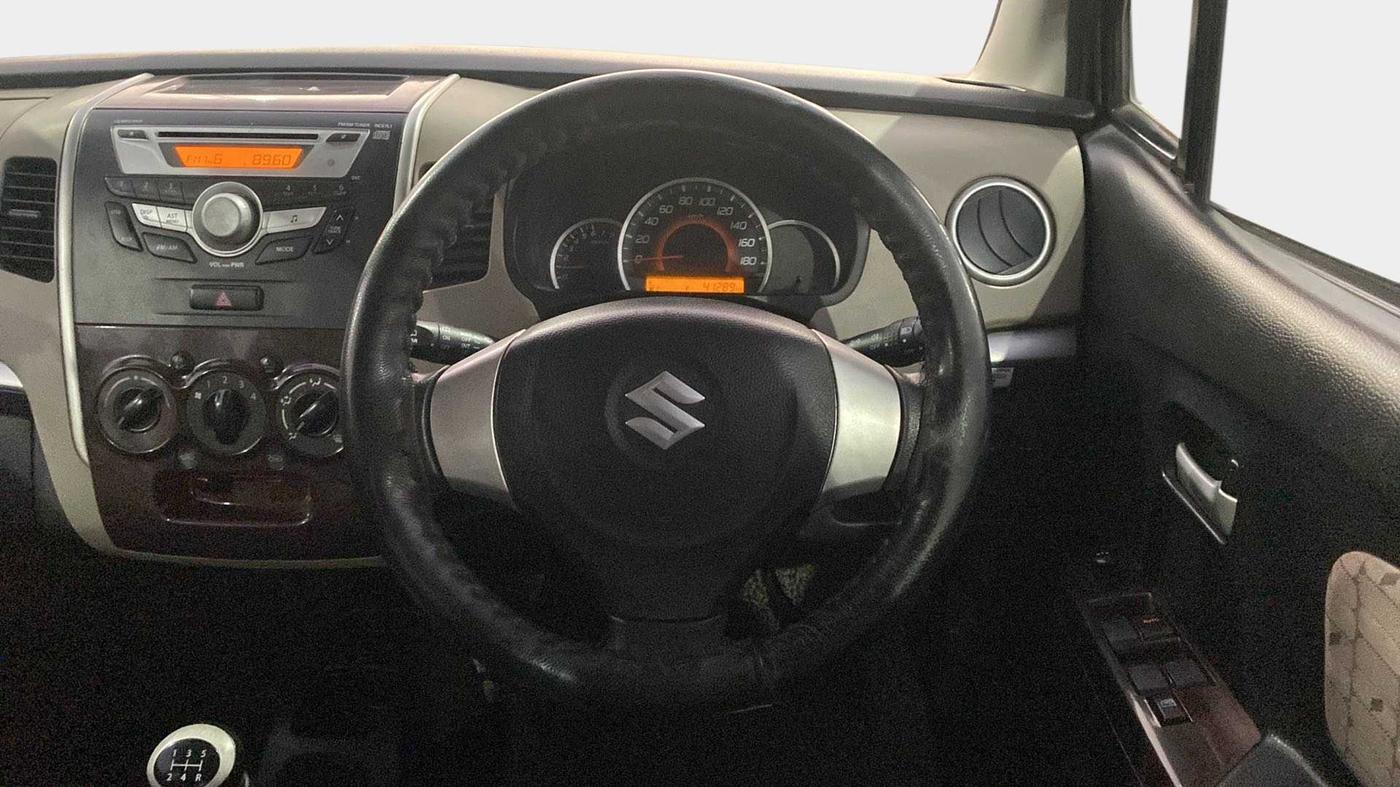 2016 Maruti Wagon R 1.0 VXI, Petrol, Manual, 41,288 km, Steering Wheel Close Up