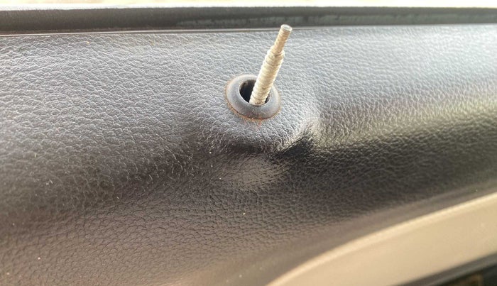 2019 Maruti Alto VXI, Petrol, Manual, 29,415 km, Lock system - Door lock knob has minor damage