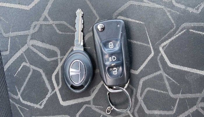2016 Tata Tiago XT PETROL, Petrol, Manual, 69,101 km, Key Close Up