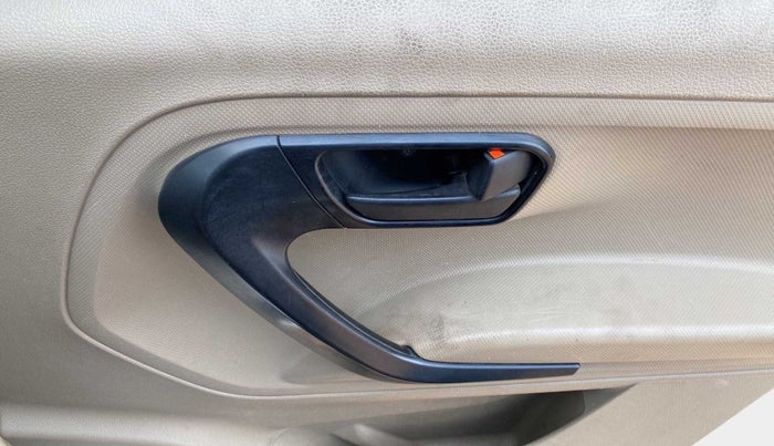 2020 Mahindra TUV300 T4 PLUS, Diesel, Manual, 48,361 km, Driver Side Door Panels Control