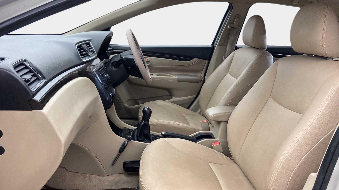 2017 Maruti Ciaz SIGMA 1.4 MT PETROL, Petrol, Manual, 44,091 km, Right Side Front Door Cabin