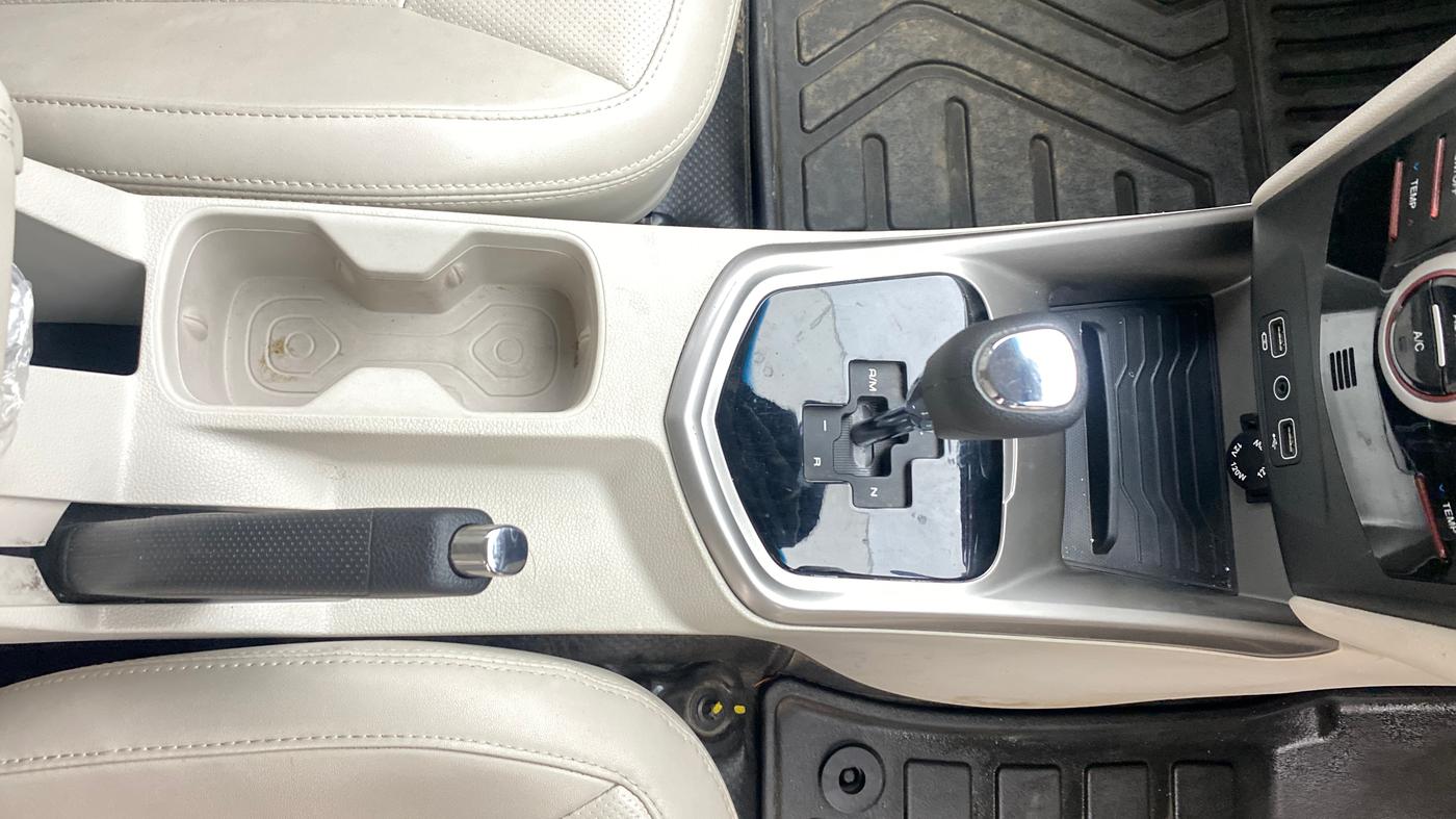 2024 Mahindra XUV300 W8 (O) 1.2 PETROL AMT, Petrol, Automatic, 15,125 km, Gear Lever
