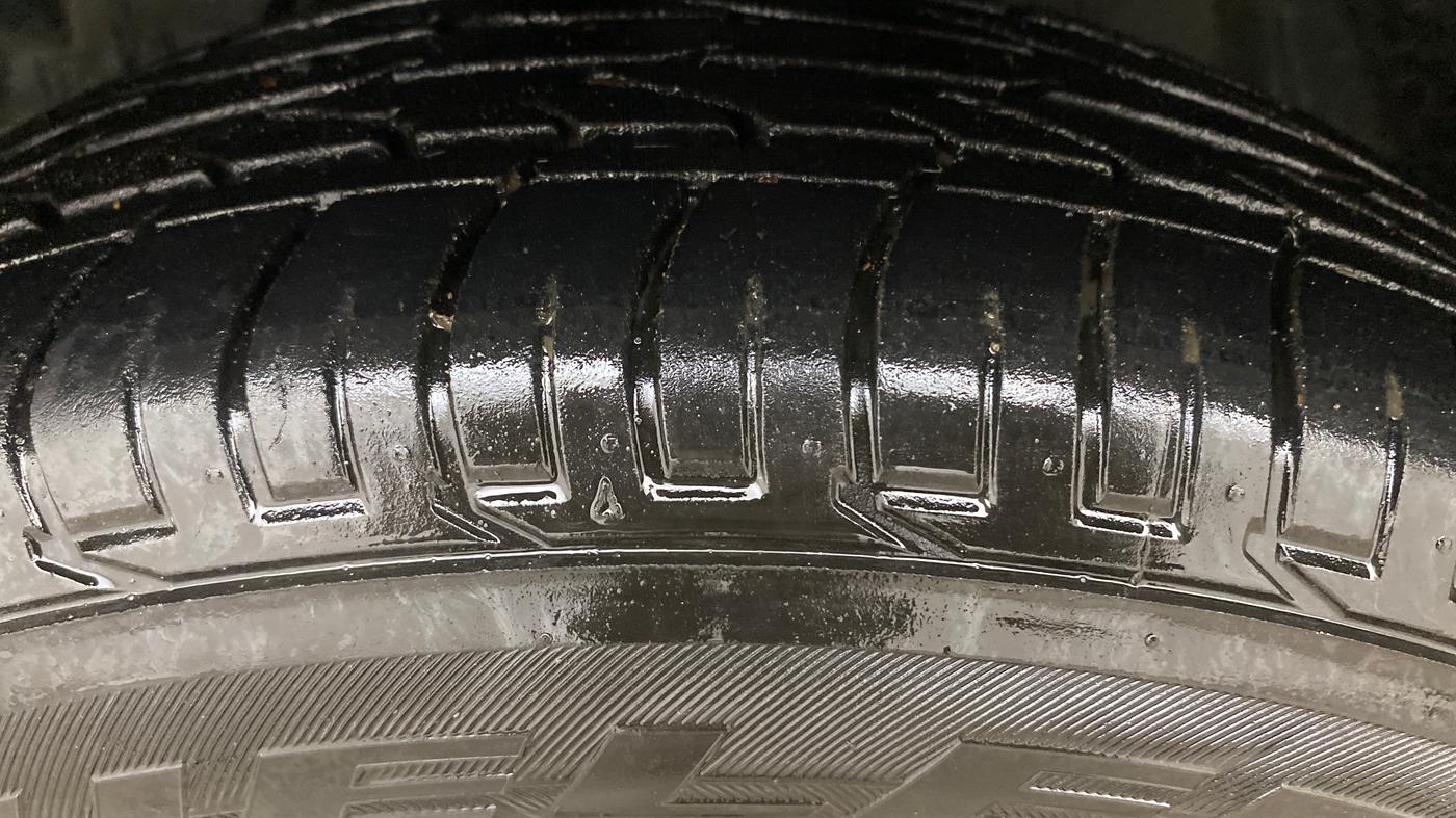 2024 Mahindra XUV300 W8 (O) 1.2 PETROL AMT, Petrol, Automatic, 15,125 km, Left Front Tyre Tread