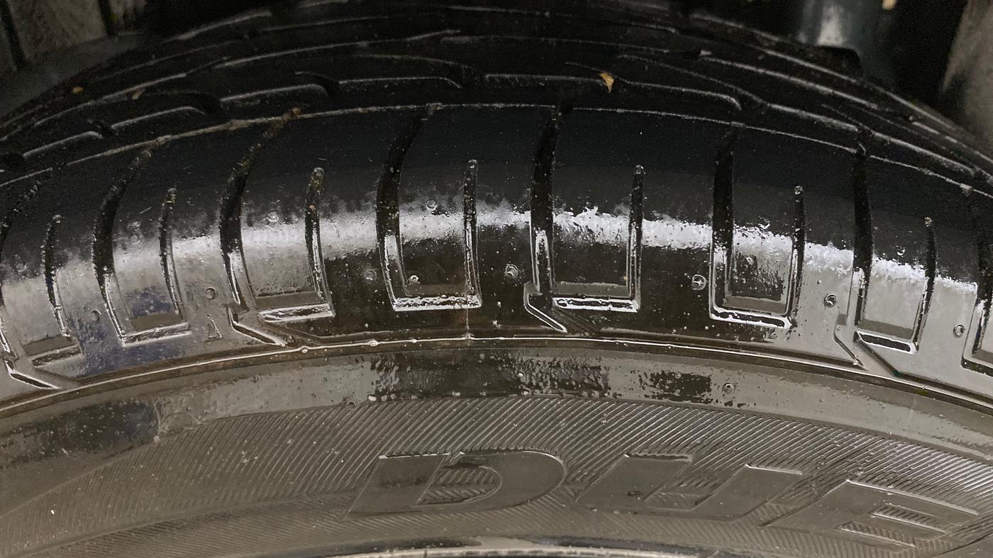 2024 Mahindra XUV300 W8 (O) 1.2 PETROL AMT, Petrol, Automatic, 15,125 km, Right Front Tyre Tread
