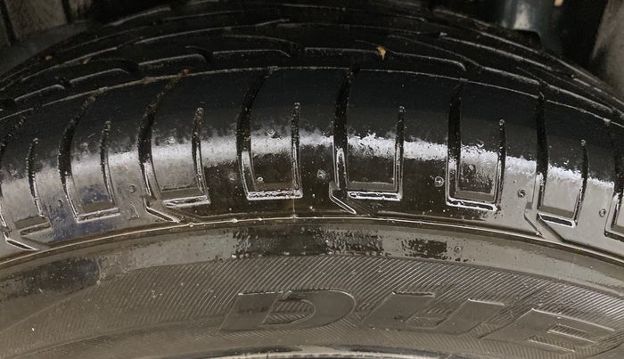 2024 Mahindra XUV300 W8 (O) 1.2 PETROL AMT, Petrol, Automatic, 15,168 km, Right Front Tyre Tread