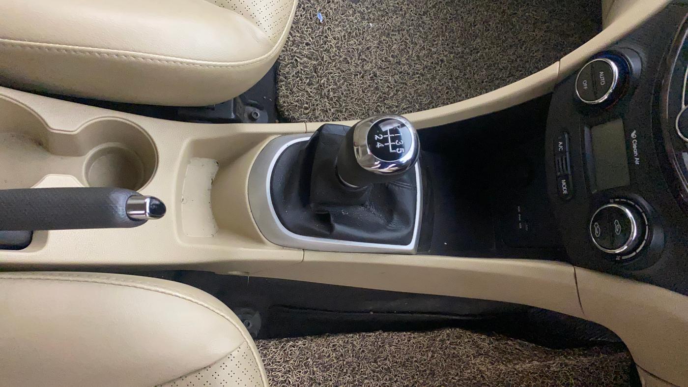 2013 Hyundai Verna FLUIDIC 1.6 VTVT SX, Petrol, Manual, 52,089 km, Gear Lever
