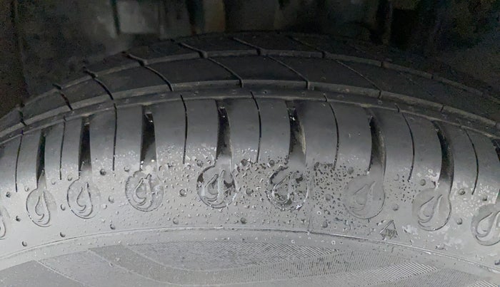 2020 Renault TRIBER RXT AMT, Petrol, Automatic, 32,293 km, Left Front Tyre Tread