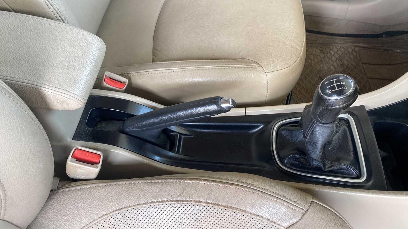 2015 Maruti Ciaz ZXI, Petrol, Manual, 67,612 km, Gear Lever