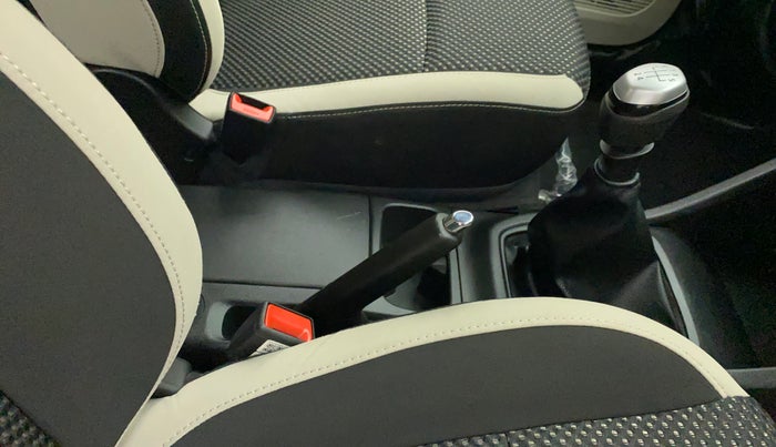 2020 Renault TRIBER RXZ, Petrol, Manual, 21,576 km, Gear Lever