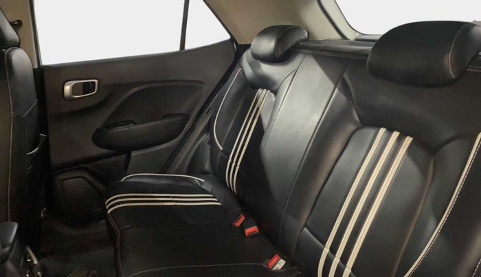 2022 Hyundai VENUE SX 1.0 TURBO, Petrol, Manual, 28,287 km, Right Side Rear Door Cabin