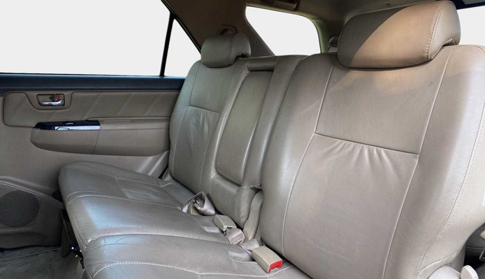 2013 Toyota Fortuner 3.0 4X2 AT, Diesel, Automatic, 1,14,691 km, Right Side Rear Door Cabin