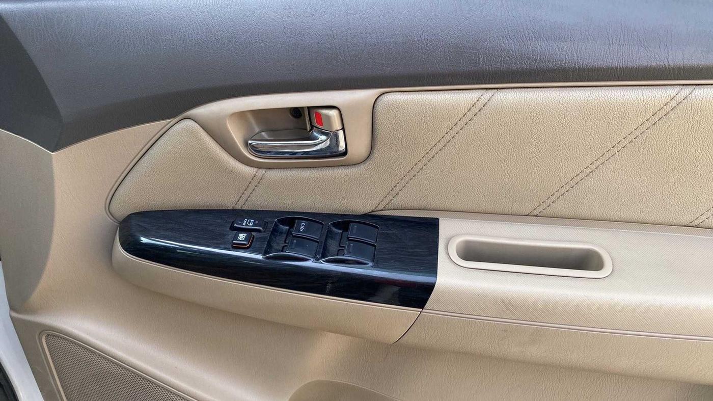 2013 Toyota Fortuner 3.0 4X2 AT, Diesel, Automatic, 1,14,691 km, Driver Side Door Panels Control