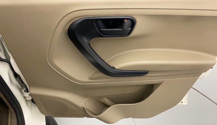 2017 Mahindra TUV300 T6, Diesel, Manual, 45,051 km, Driver Side Door Panels Control