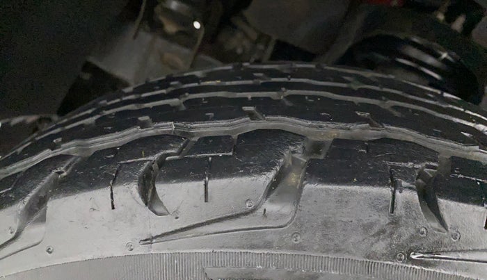 2017 Mahindra TUV300 T6, Diesel, Manual, 45,051 km, Left Front Tyre Tread