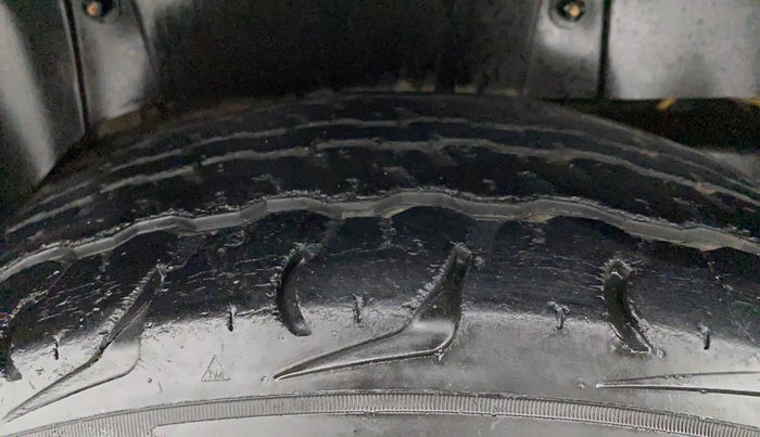 2017 Mahindra TUV300 T6, Diesel, Manual, 45,051 km, Right Rear Tyre Tread