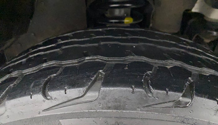 2017 Mahindra TUV300 T6, Diesel, Manual, 45,051 km, Right Front Tyre Tread