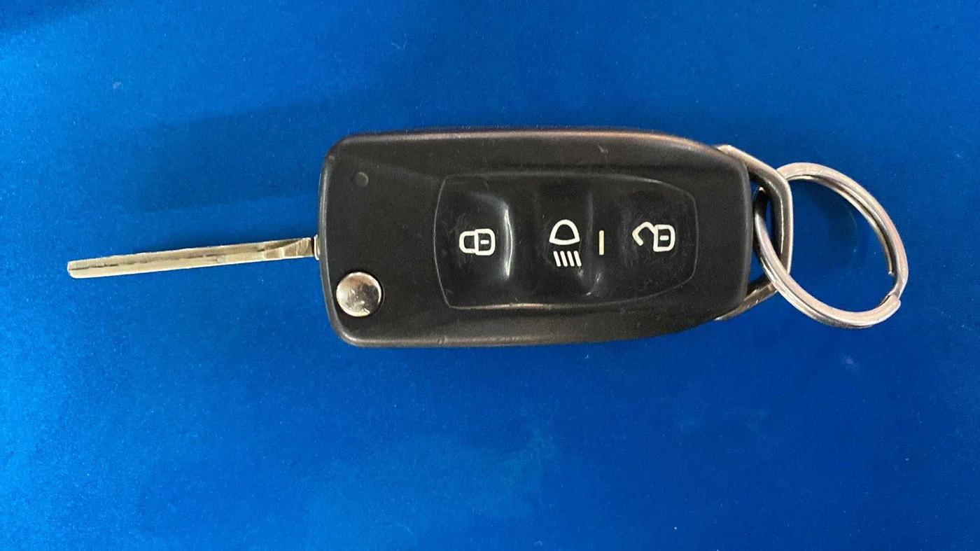 2018 Tata NEXON XM PETROL, Petrol, Manual, 73,801 km, Key Close Up