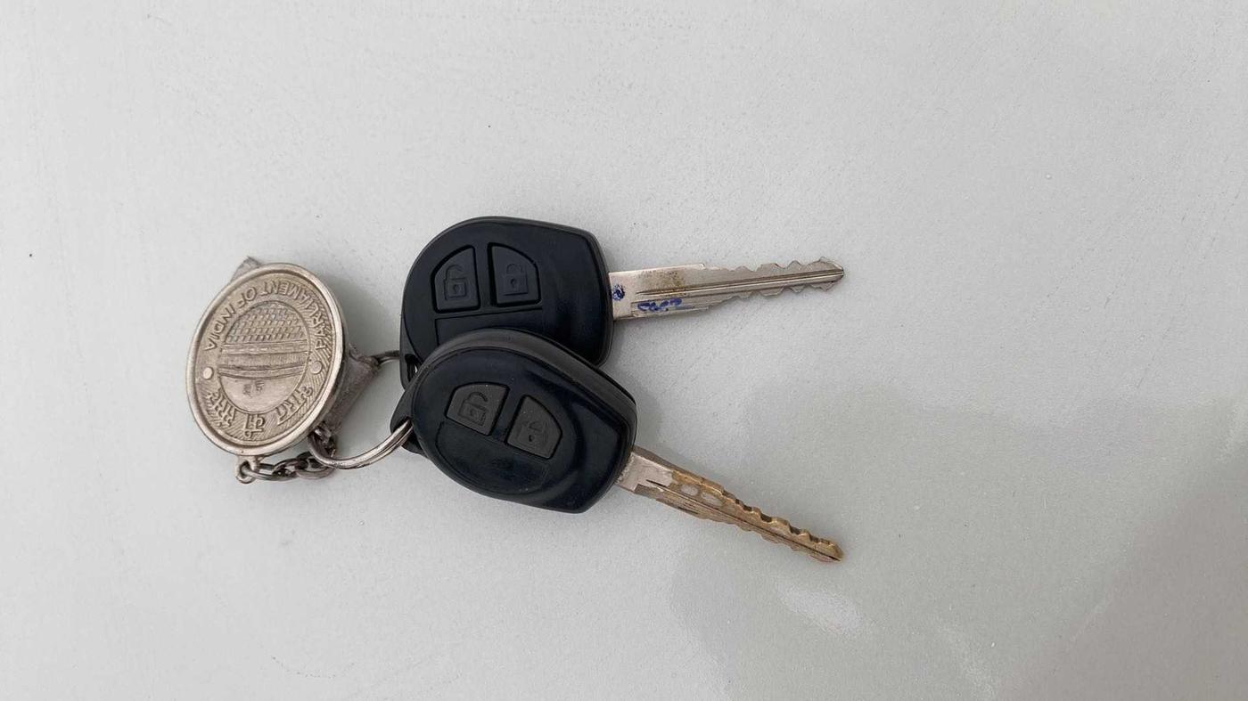 2014 Maruti Swift VXI, Petrol, Manual, 43,694 km, Key Close Up