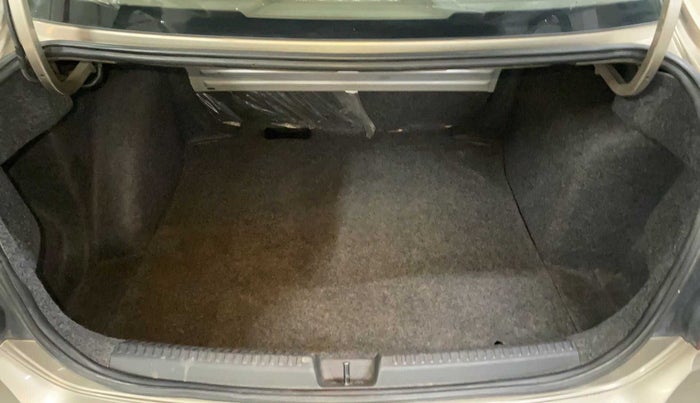 2015 Volkswagen Vento HIGHLINE 1.5 AT, Diesel, Automatic, 94,866 km, Boot Inside