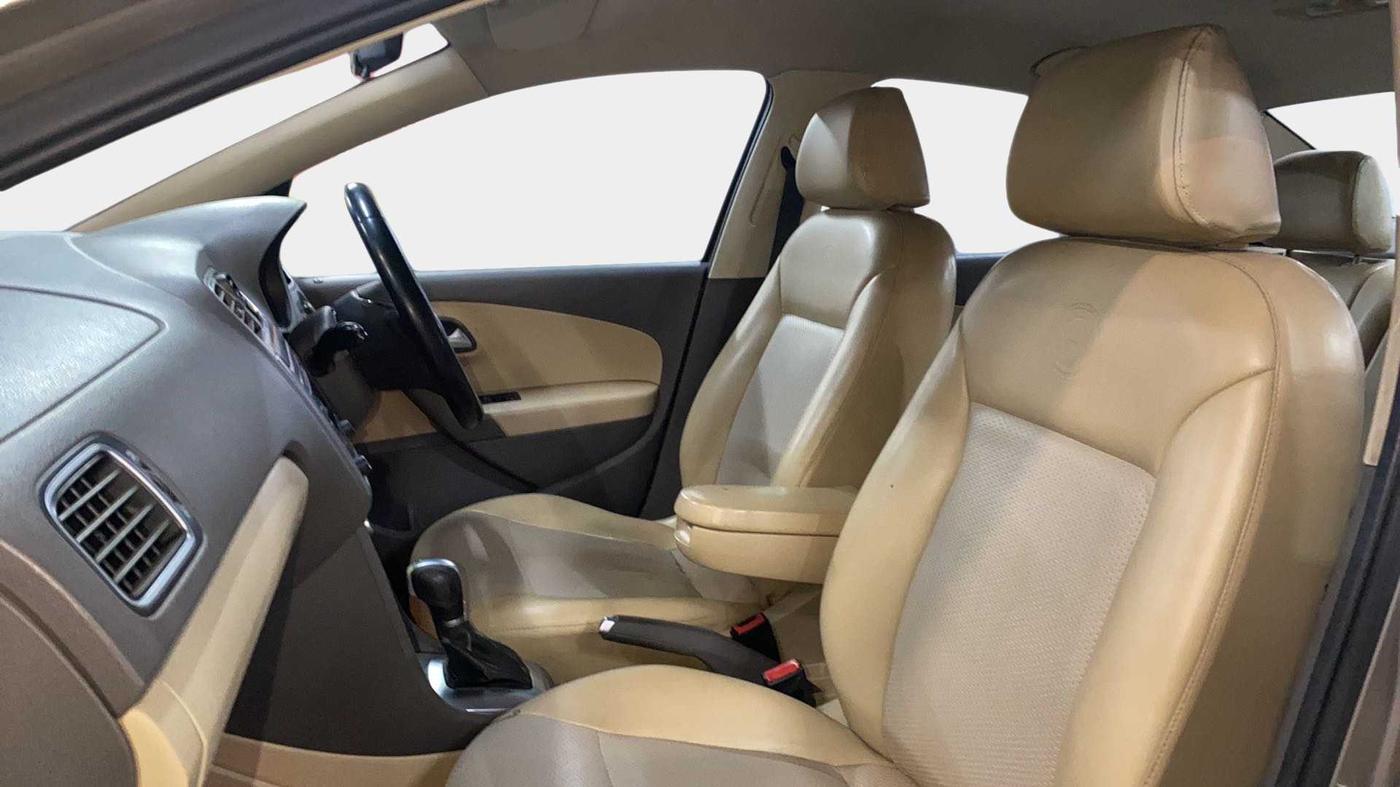 2015 Volkswagen Vento HIGHLINE 1.5 AT, Diesel, Automatic, 94,866 km, Right Side Front Door Cabin