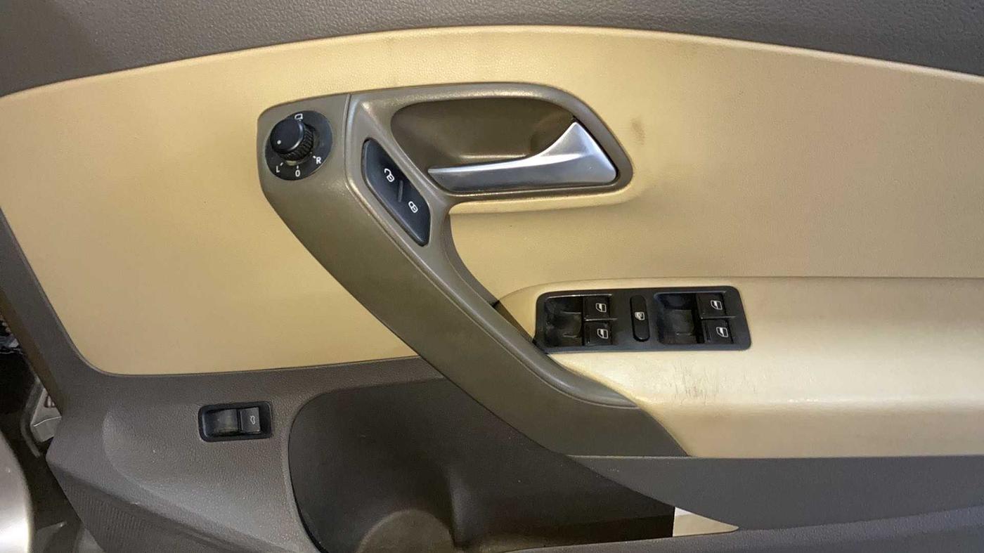 2015 Volkswagen Vento HIGHLINE 1.5 AT, Diesel, Automatic, 94,866 km, Driver Side Door Panels Control