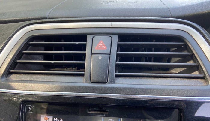 2016 Maruti S Cross ZETA 1.6, Diesel, Manual, 80,318 km, AC Unit - Front vent has minor damage