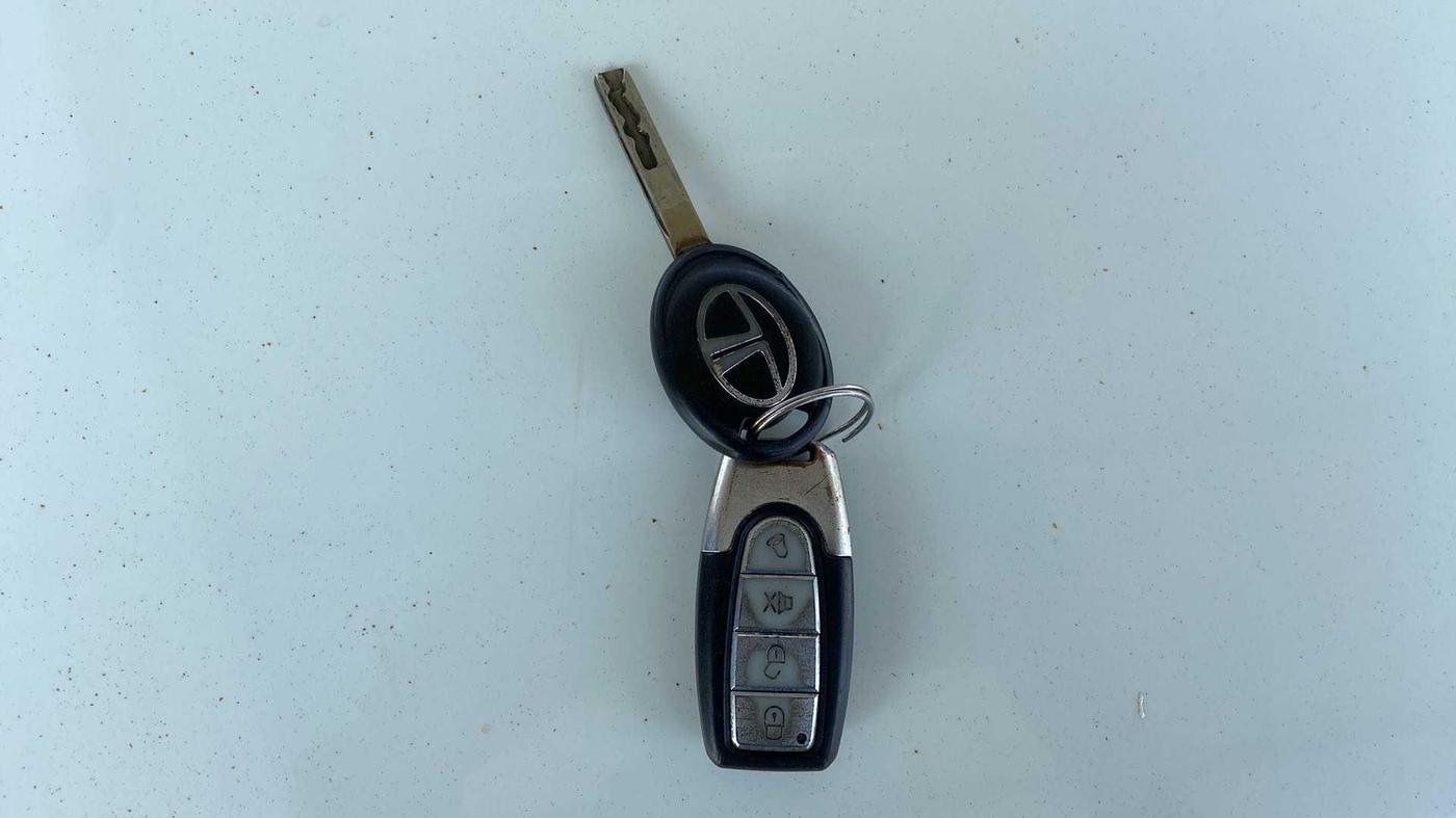 2018 Tata NEXON XE PETROL, Petrol, Manual, 1,06,205 km, Key Close Up