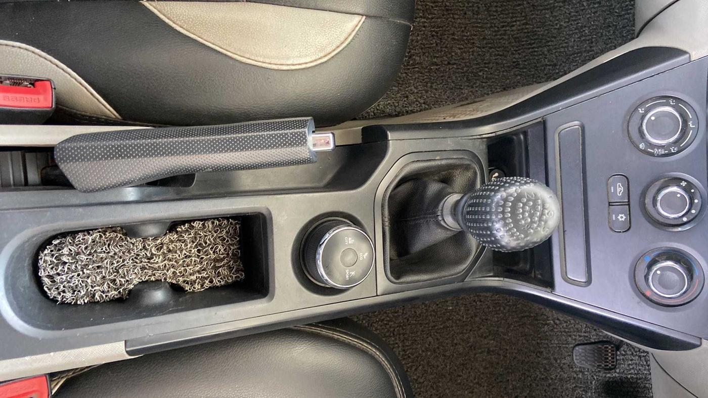 2018 Tata NEXON XE PETROL, Petrol, Manual, 1,06,205 km, Gear Lever