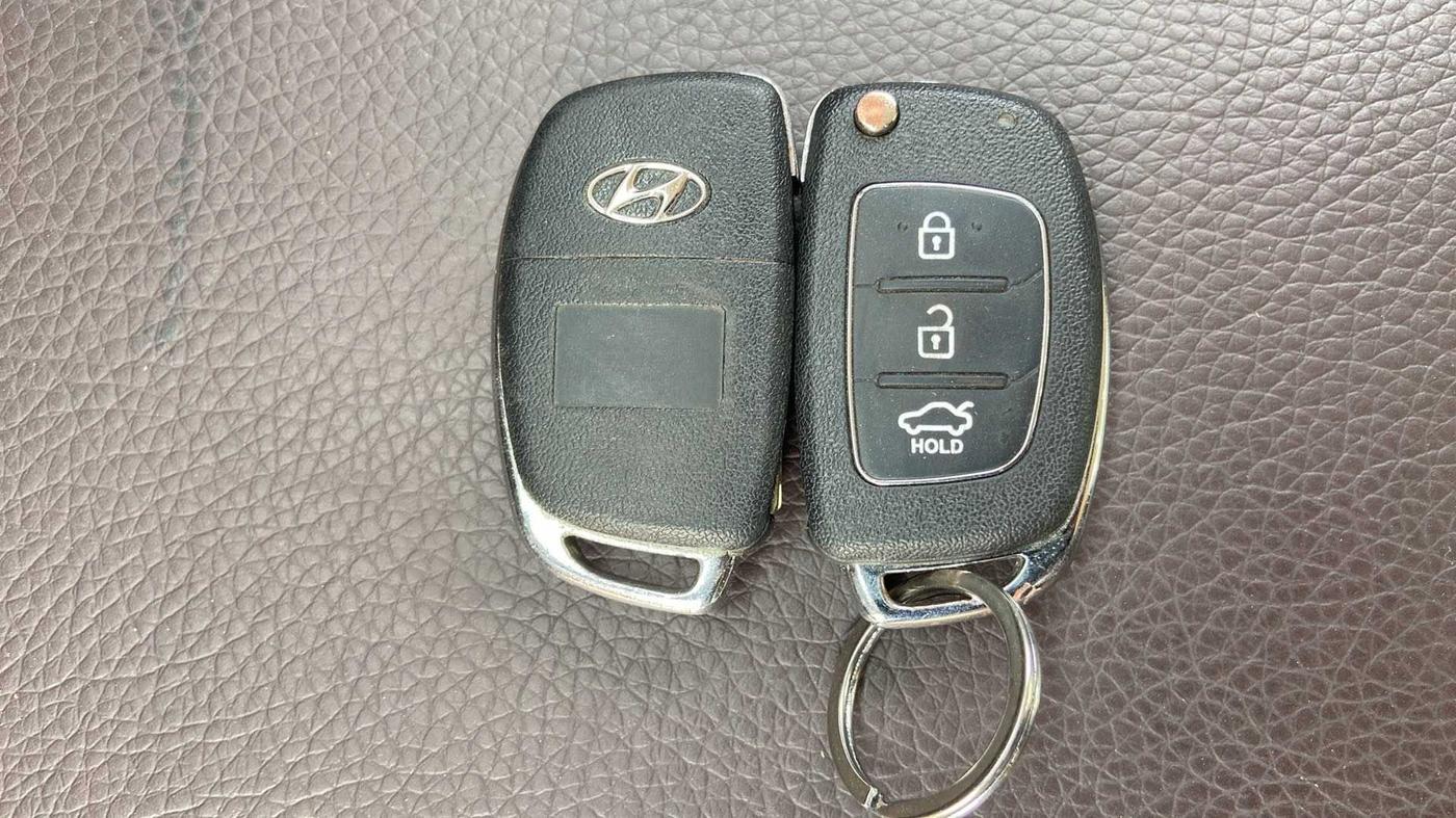 2017 Hyundai Verna 1.6 VTVT S, CNG, Manual, 65,397 km, Key Close Up