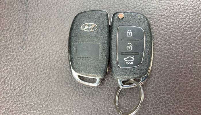 2017 Hyundai Verna 1.6 VTVT S, CNG, Manual, 65,397 km, Key Close Up