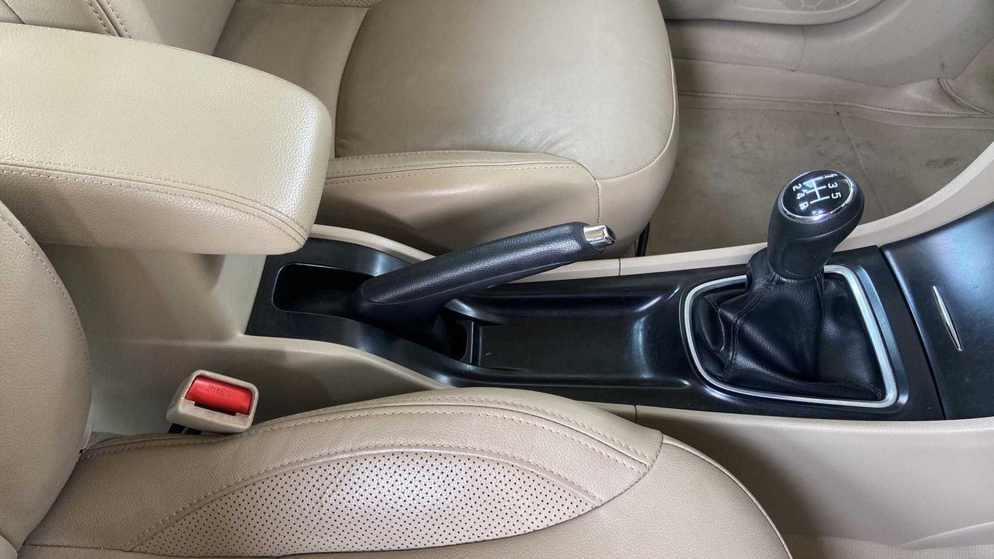 2015 Maruti Ciaz ZXI+, Petrol, Manual, 71,048 km, Gear Lever