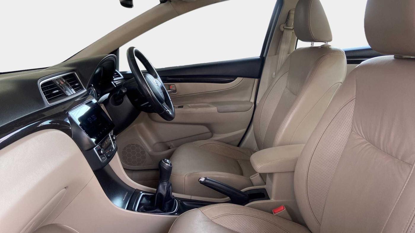 2015 Maruti Ciaz ZXI+, Petrol, Manual, 71,048 km, Right Side Front Door Cabin