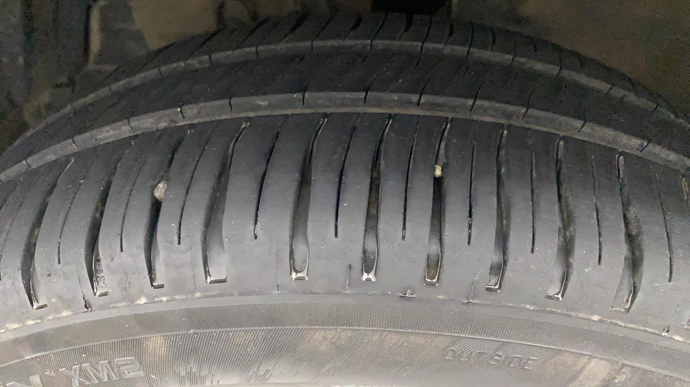 2016 Maruti Swift Dzire VXI (O), Petrol, Manual, 75,372 km, Left Front Tyre Tread