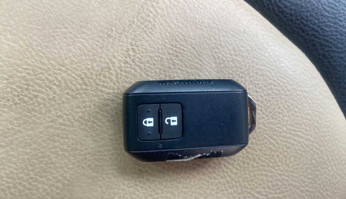2023 Toyota Glanza V AMT, Petrol, Automatic, 5,827 km, Key Close Up