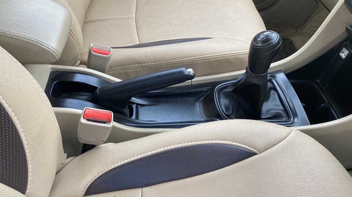 2018 Maruti Ciaz SIGMA 1.5 SHVS MT  PETROL, Petrol, Manual, 61,518 km, Gear Lever