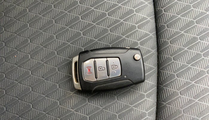 2019 Mahindra XUV300 W8 1.5 DIESEL, Diesel, Manual, 48,852 km, Key Close Up