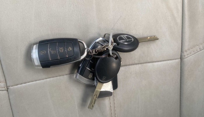 2021 Tata ALTROZ XE PETROL, Petrol, Manual, 14,686 km, Key Close Up