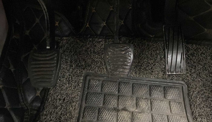 2019 Mahindra XUV300 W8 (O) 1.2 PETROL, Petrol, Manual, 52,895 km, Pedals