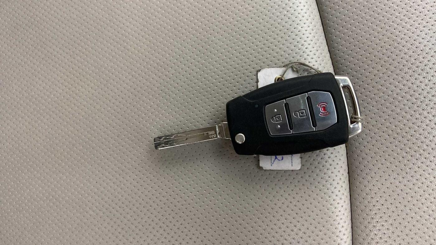 2019 Mahindra XUV300 W8 (O) 1.2 PETROL, Petrol, Manual, 52,895 km, Key Close Up