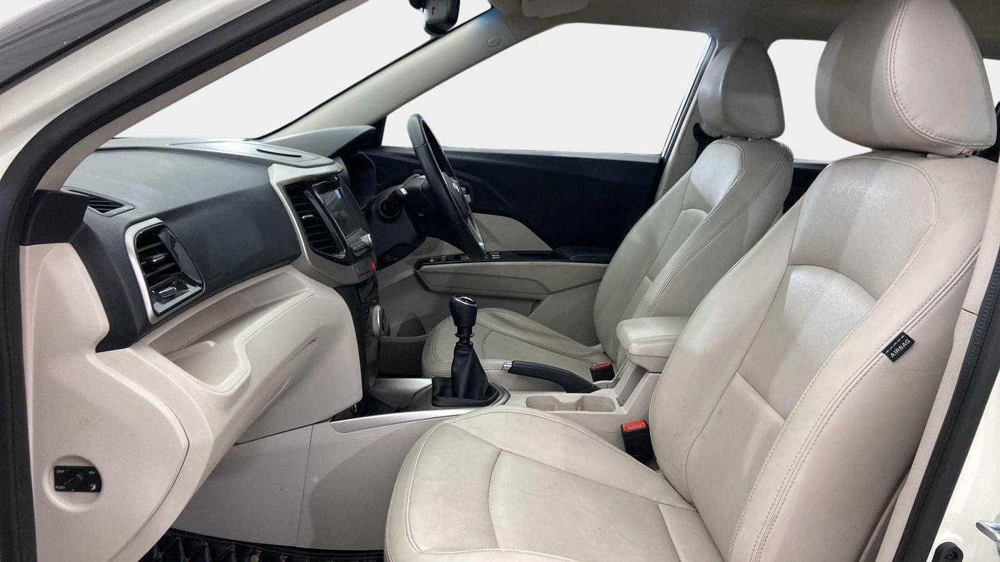 2019 Mahindra XUV300 W8 (O) 1.2 PETROL, Petrol, Manual, 52,895 km, Right Side Front Door Cabin
