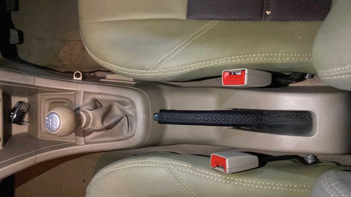 2015 Maruti Swift Dzire VXI, CNG, Manual, 26,491 km, Gear Lever