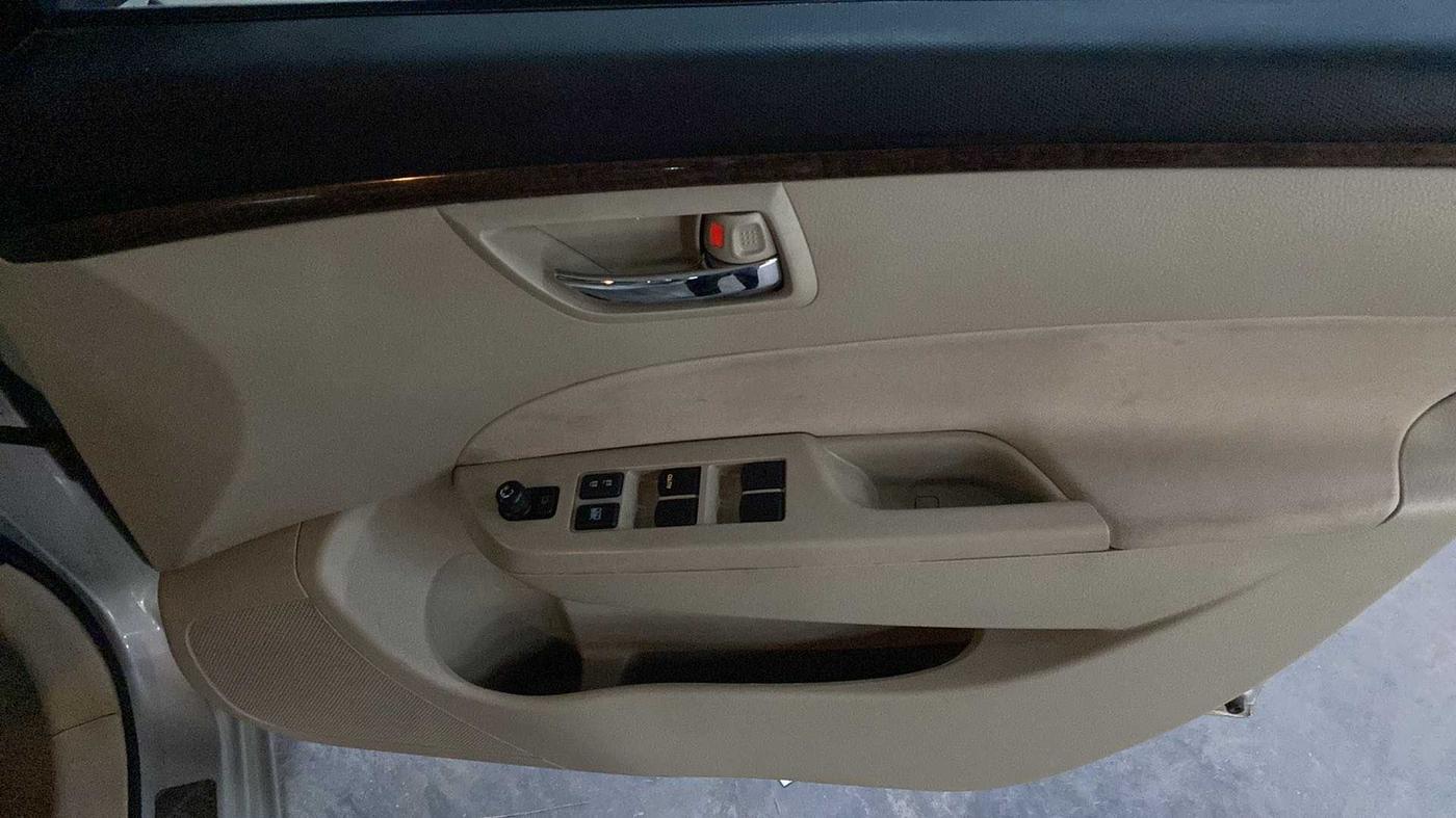 2015 Maruti Swift Dzire VXI, CNG, Manual, 26,491 km, Driver Side Door Panels Control