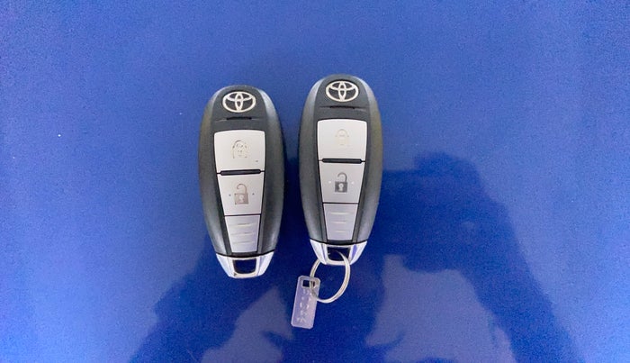 2020 Toyota URBAN CRUISER PREMIUM GRADE AT DUAL TONE, Petrol, Automatic, 60,703 km, Key Close Up