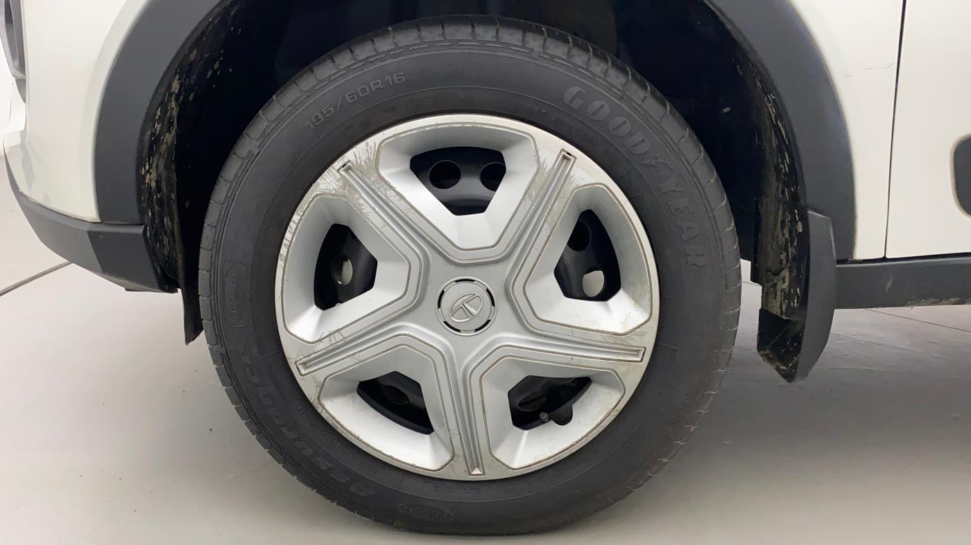 2022 Tata NEXON XMA PLUS SUNROOF PETROL, Petrol, Automatic, 18,979 km, Left Front Wheel