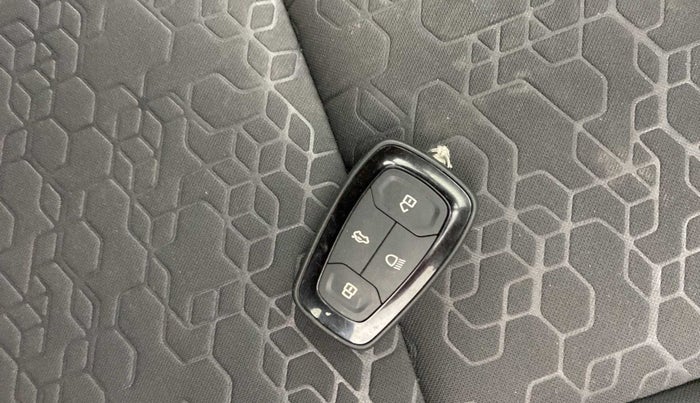 2022 Tata ALTROZ XZA, Petrol, Automatic, 19,545 km, Key Close Up