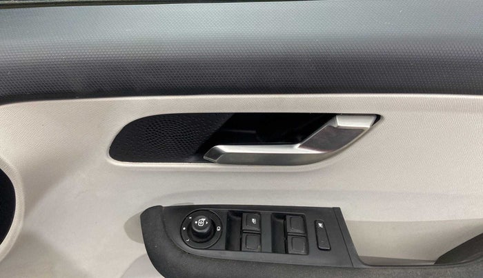 2022 Tata ALTROZ XZA, Petrol, Automatic, 19,545 km, Driver Side Door Panels Control