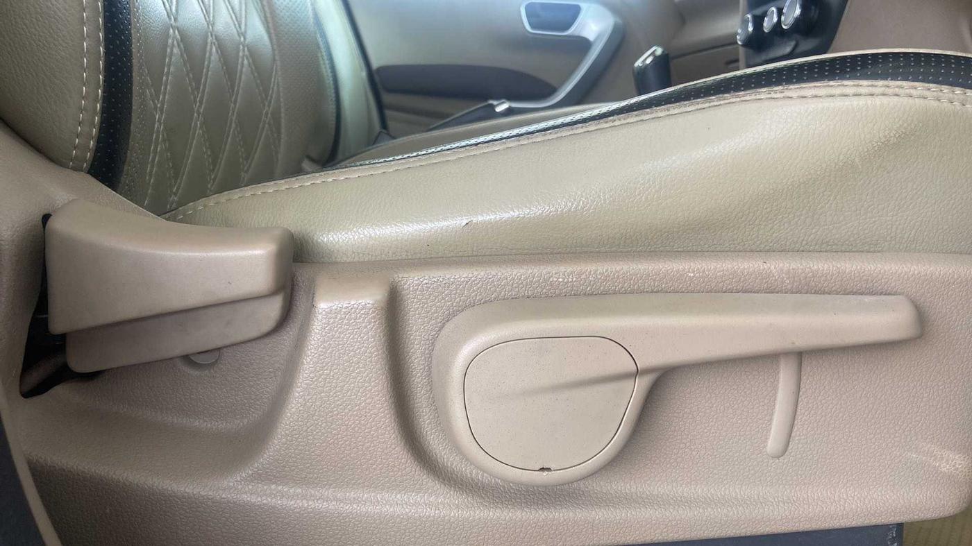 2017 Mahindra TUV300 T8 AMT, Diesel, Automatic, 89,324 km, Driver Side Adjustment Panel